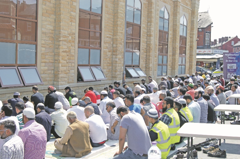 ULL: People prayed in the streets as the two prayer halls inside were packed