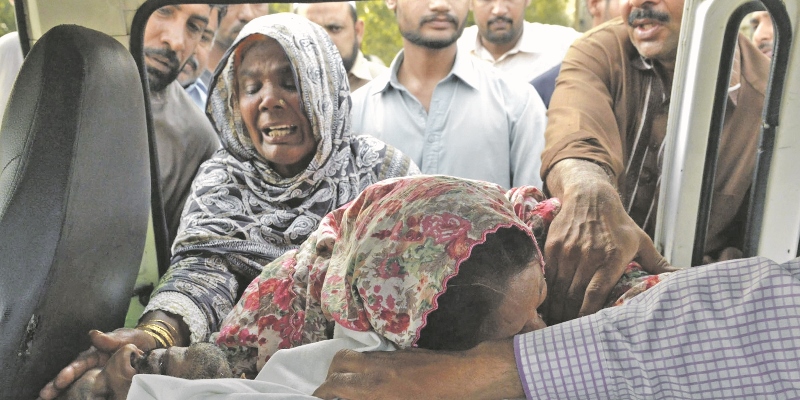 EXECUTION: Pakistani Christian relatives of Aftab Bahadur Masih mourn beside his body after his execution in Lahore on 10th June