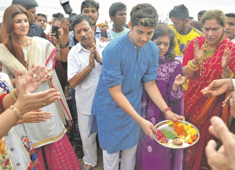 Akshay Kumar son 13-year-old Aarav, joined his mum Twinkle and grandmother Dimple for a procession before offering the prayers