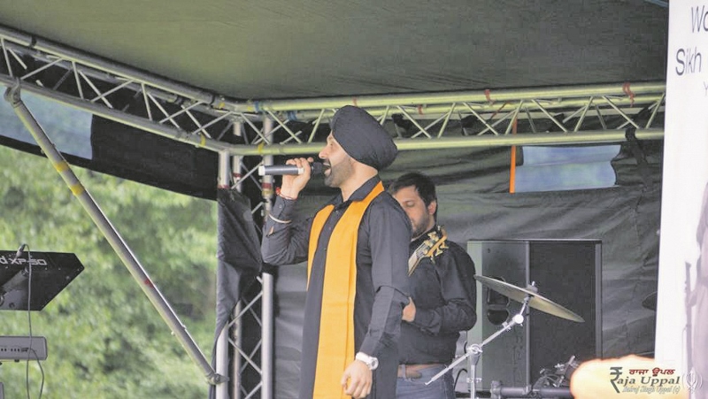 MELODIOUS: Sukshinder Shinda delighted crowds with his latest hits on the main stage (pic credit: Balraj Singh Uppal)
