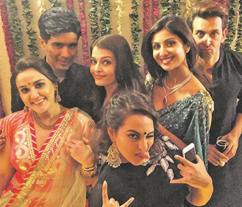 PHOTOBOMB: Sonakshi Sinha photobombed Shilpa Shetty's pic with Preity Zinta, Aishwarya Rai, Manish Malhotra and Hrithik Roshan