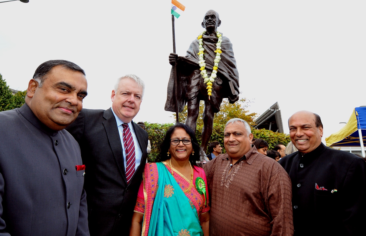 (L-R)High Commissioner Mr Sinha, First Minister Carwyn Jones, Hindu Council of Wales Vimla Patel, Satish Dhupelia (Gandhi's great-grandson) and Honorary Consul for India Raj Aggarwal