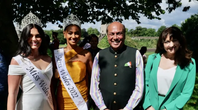 Packed crowds attend Indian Independence ceremony at Cardiff Castle
